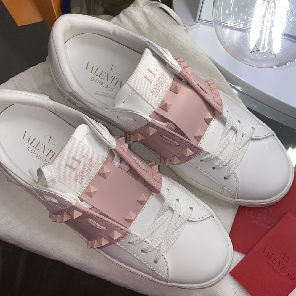 💖 Pink Studded Valentino Garavani Rockstud Sneakers 👟